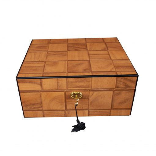 HUMIDOR DE MADERA COLOR NATURAL CON PATRON DE CUADROS PARA 30 PUROS CON LLAVE - Image 3