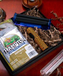 SET DE REGALO ENCENDEDOR SOPLETE NAAR CON TABACO HAMPTON NATURAL DE 40G Y  ROLADORA DE TABACO