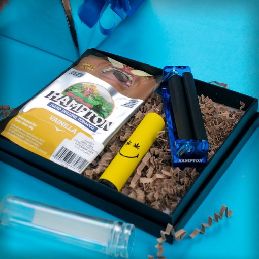 SET DE REGALO ENCENDEDOR SOPLETE NAAR CON TABACO HAMPTON VAINILLA DE 40G Y ROLADORA DE TABACO