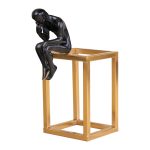 FIGURA DECORATIVA PENSANTE SOBRE UN PRISMA CUADRANGULAR MINI